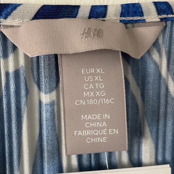 Abstract cream and blue V neck crepe textured dress| H&M| XL| $44| NWT! - Picture 5 of 6